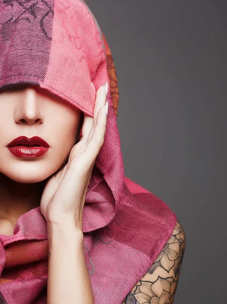 Kırmızı dudaklar kadın başlık altında