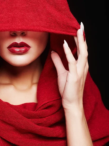 Lábios vermelhos mulher sob capuz — Fotografia de Stock