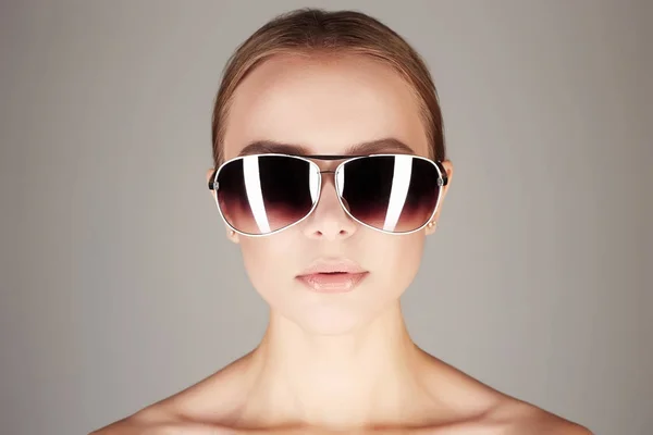 Жінка в сонцезахисних окулярах. модна дівчина — стокове фото