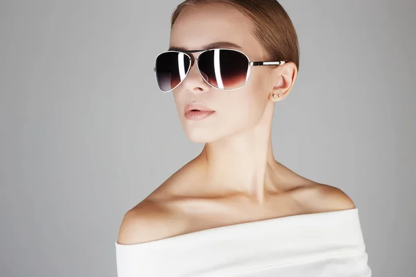 Sunglasses.fashionable 女孩的女人 — 图库照片