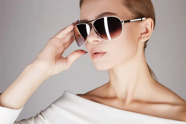 Hermosa mujer joven en gafas de sol — Foto de Stock