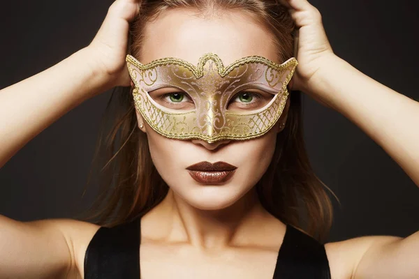 Modello di bellezza ragazza in maschera di carnevale — Foto Stock
