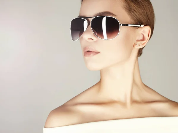 Bela jovem mulher em óculos de sol — Fotografia de Stock