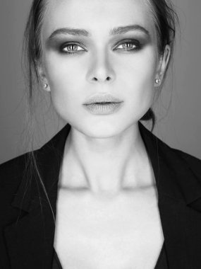 Güzel genç kadın portresi