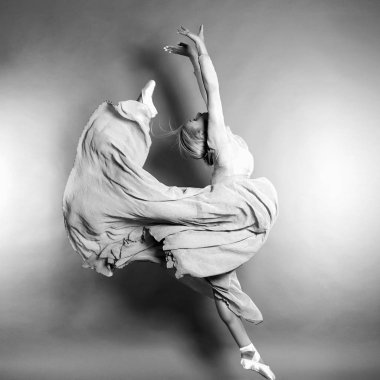 Güzellik kadını balerin olarak bir atlama