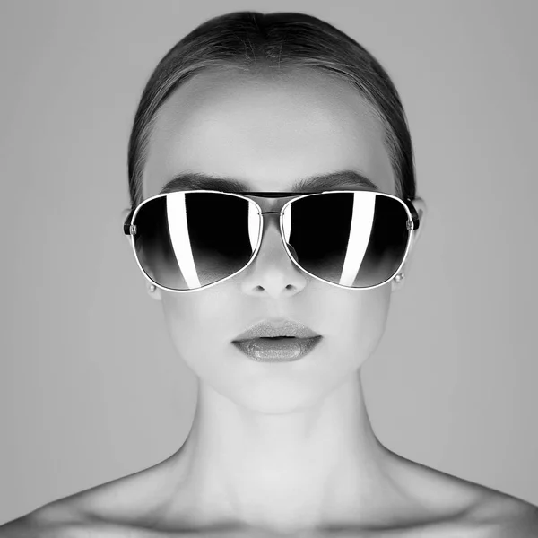 Красивая молодая женщина в солнечных очках — стоковое фото