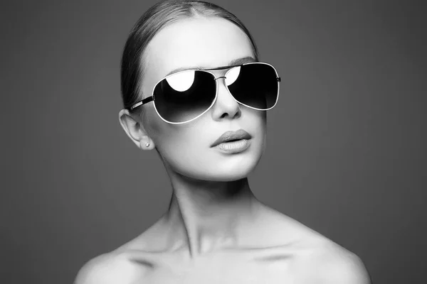 Όμορφη νεαρή γυναίκα με γυαλιά ηλίου — Φωτογραφία Αρχείου