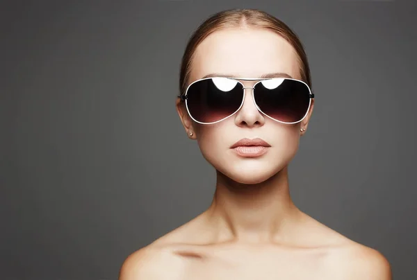 Bela jovem mulher em óculos de sol — Fotografia de Stock