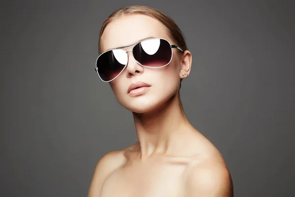 Belle jeune femme en lunettes de soleil — Photo