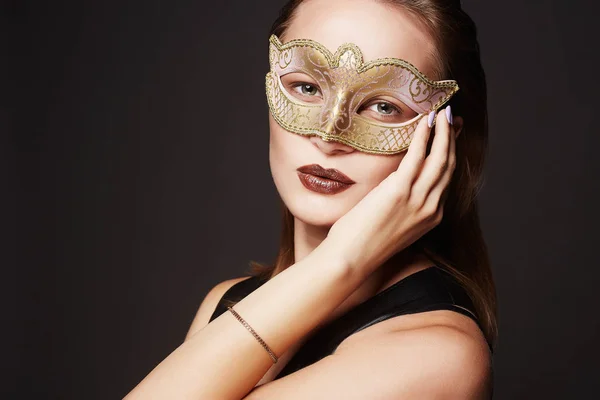 Bella giovane donna in maschera — Foto Stock