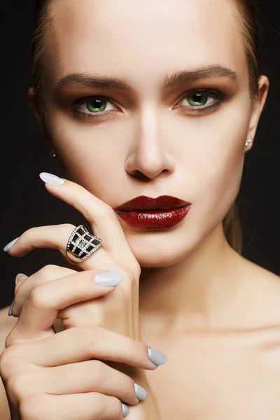 Hermosa cara de chica. Maquillaje. Mujer con anillo de joyería — Foto de Stock