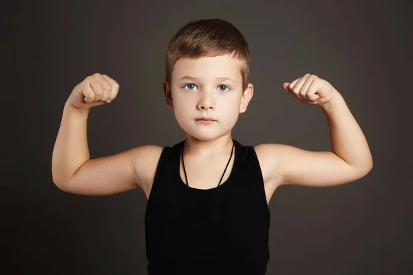 Child.Funny Little Boy mostrando sus músculos — Foto de Stock