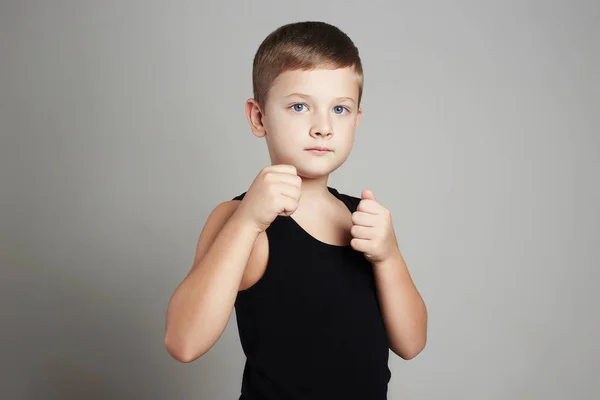 Pequena criança karatê boy.boxing — Fotografia de Stock