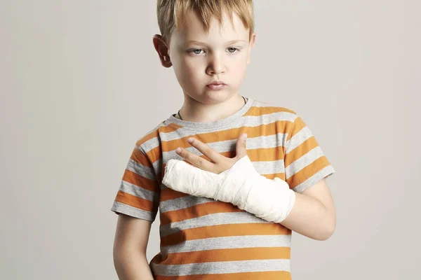 Sad little boy.child with a broken arm — Stock Photo, Image