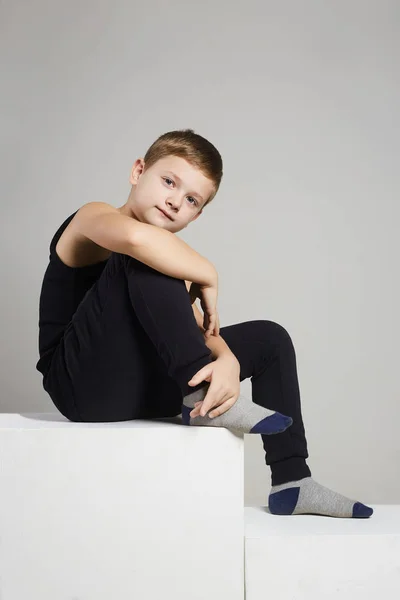 Bambino alla moda. piccolo modello ragazzo — Foto Stock