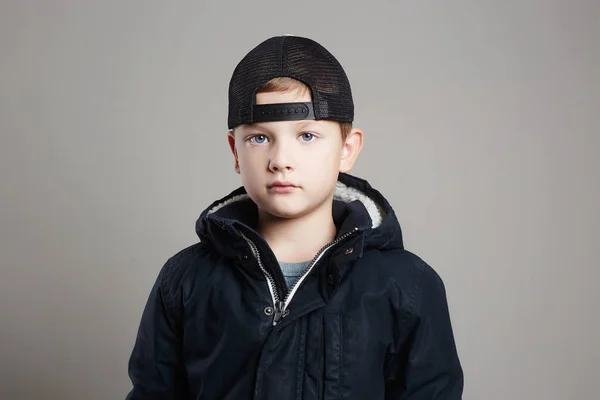 Niño de moda en abrigo de invierno y sombrero —  Fotos de Stock