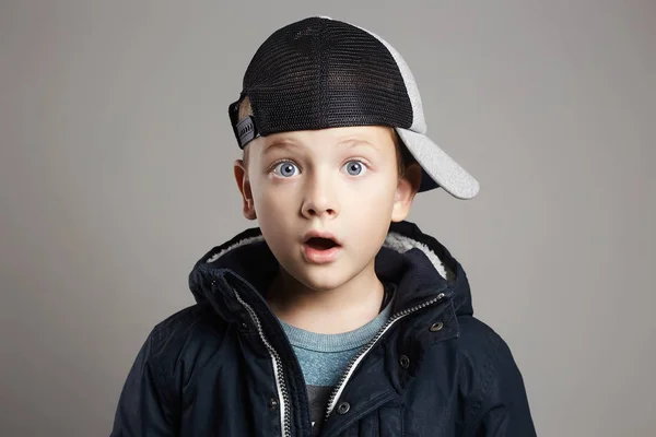 Fashionable surprised child.winter fashion — Stock Photo, Image