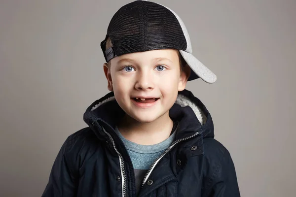 Vestuário de inverno de criança sorridente na moda — Fotografia de Stock