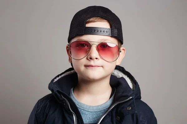 Grappige kind in zonnebril. Modieuze jongen — Stockfoto