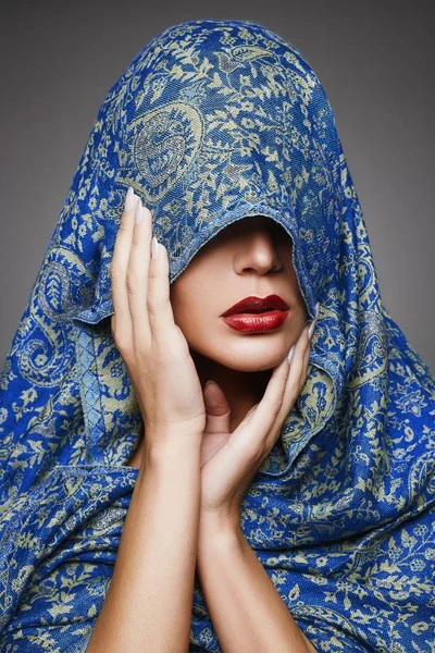 Blue scarf covers woman face — Stock Photo, Image