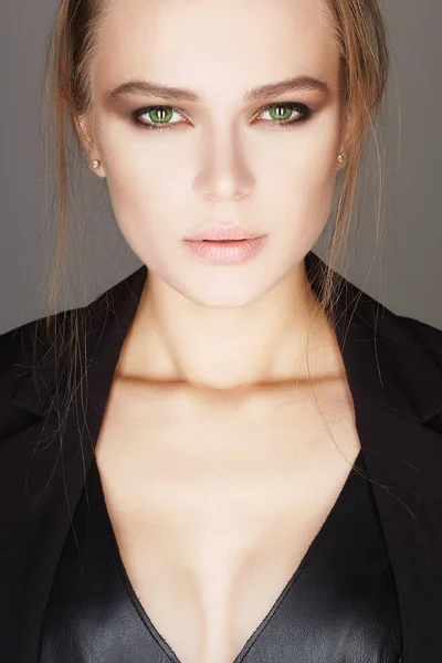 아름 다운 녹색 눈을 가진 섹시 한 여자 — 스톡 사진