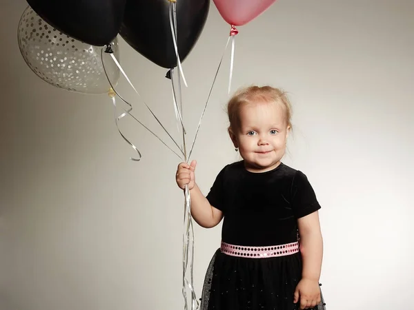 Barn tjej med balloons.children födelsedag — Stockfoto