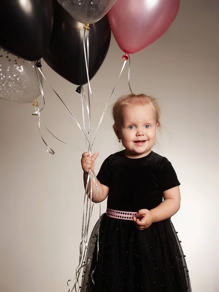 Enfant fille avec ballons. Anniversaire des enfants — Photo