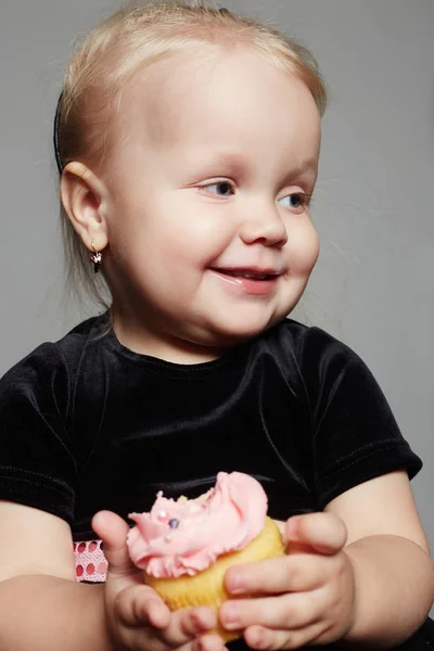 Drôle souriant enfant fille avec gâteau — Photo