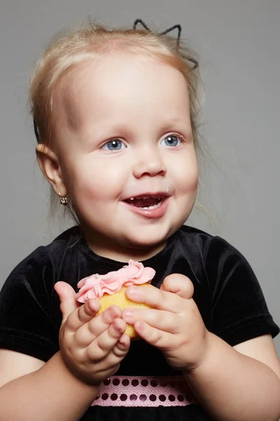 Grappige glimlachend kind met taart — Stockfoto