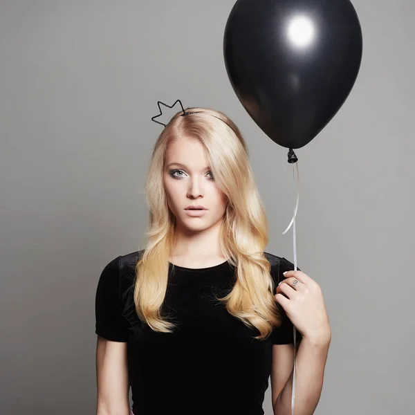 Vacker ung kvinna med luftballong — Stockfoto