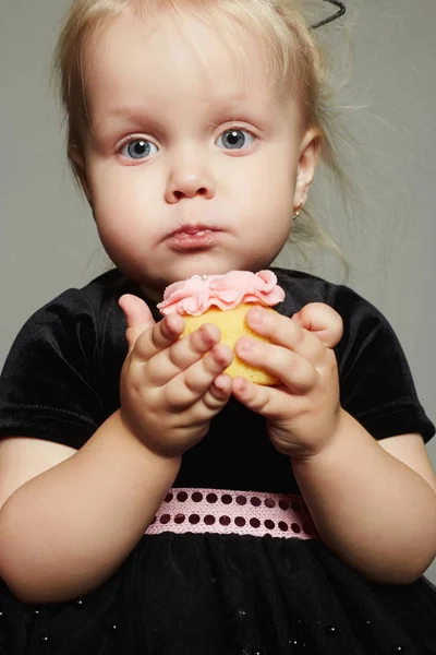 Divertente bambina ragazza mangia una torta — Foto Stock