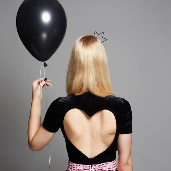 Menina com balão de ar e coração em seu vestido — Fotografia de Stock