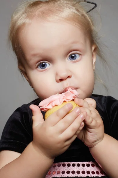 Дитина насолоджується тортом — стокове фото