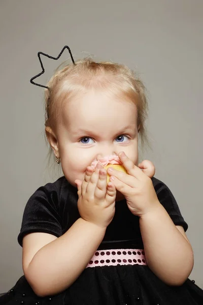 Μωρό παιδί απολαμβάνει ένα κέικ — Φωτογραφία Αρχείου