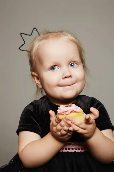 Menina sorrindo com bolo de açúcar — Fotografia de Stock