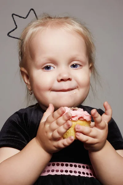 Criança bebê com um bolo — Fotografia de Stock