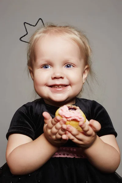 Smiling baby child with a cake — Stock Photo, Image