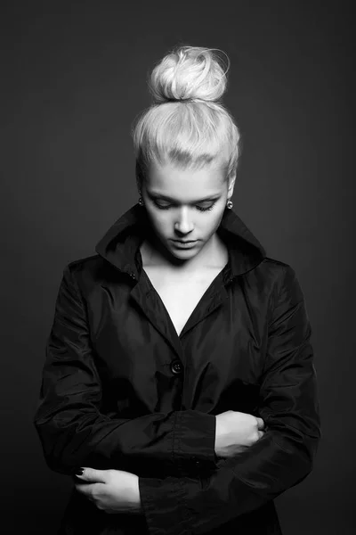 Mode jonge blonde vrouw — Stockfoto