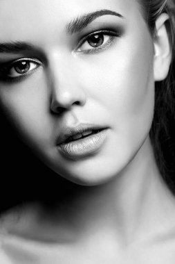 Genç bir kadının siyah beyaz portresi