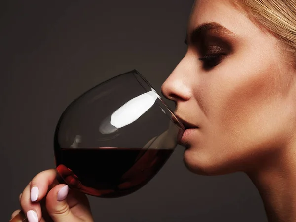 Mulher bonita bebendo vinho tinto — Fotografia de Stock