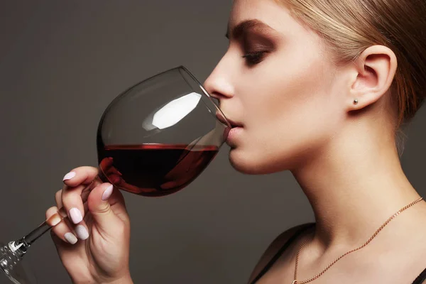 Vacker blond kvinna med rött vin — Stockfoto