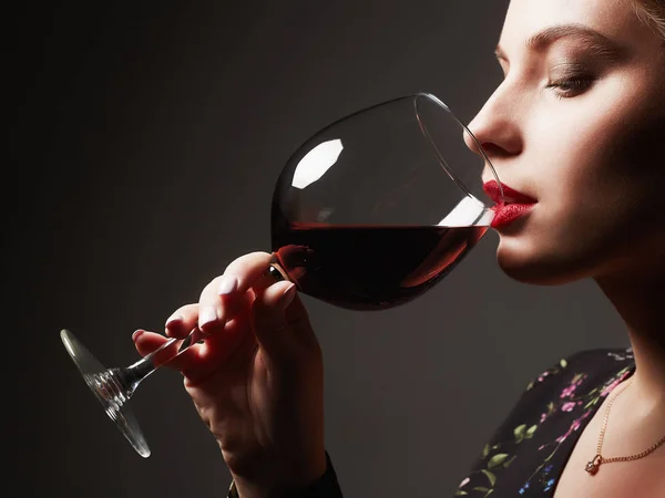 Красивая молодая женщина пьет вино — стоковое фото