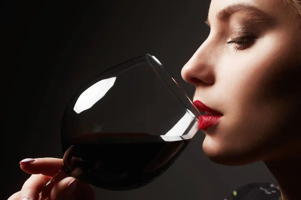 Belle jeune femme buvant du vin. — Photo