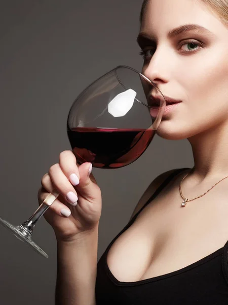 Krásná sexy žena pít červené víno — Stock fotografie