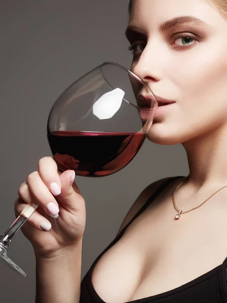 Mulher sexy bonita bebendo vinho tinto — Fotografia de Stock