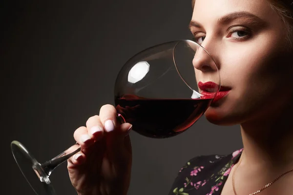 Krásná mladá žena pije víno — Stock fotografie