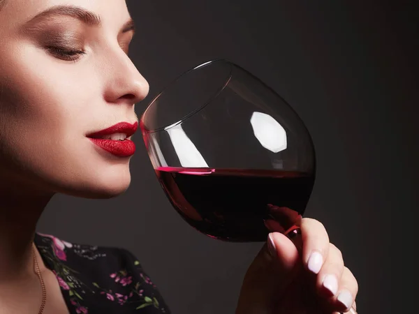 Bella donna con bicchiere di vino rosso — Foto Stock