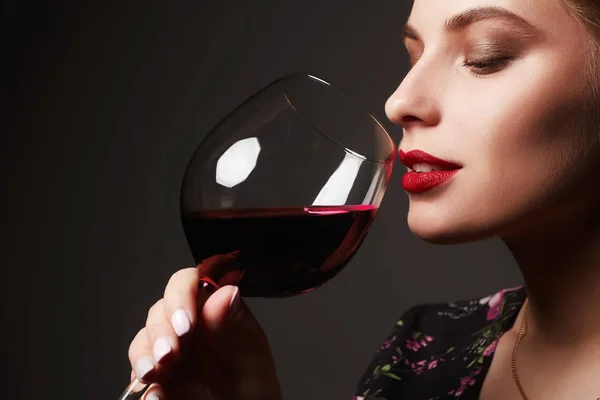 Bella donna con bicchiere di vino rosso — Foto Stock