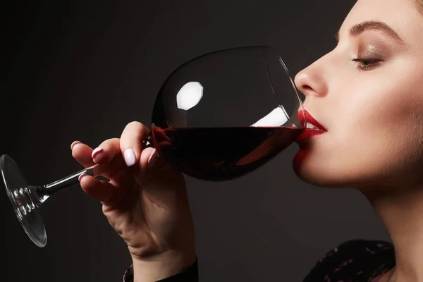 Krásná žena, pití červeného vína — Stock fotografie