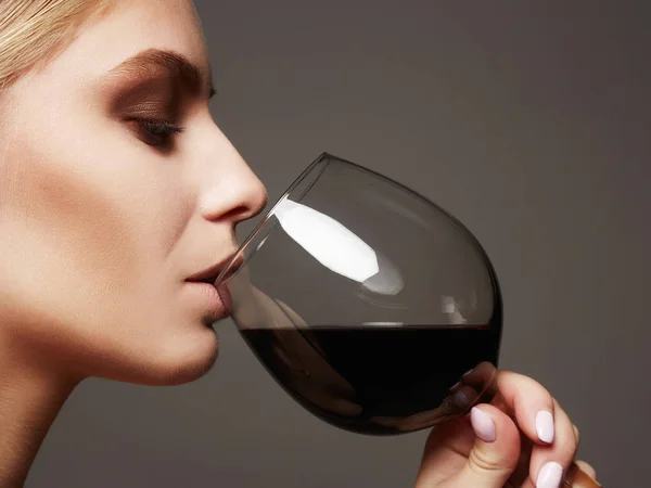 Bela jovem mulher com vinho tinto — Fotografia de Stock